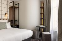 Hôtel Moderniste客房内的一张或多张床位