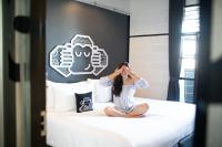 Blu Monkey Hub & Hotel Surat Thani客房内的一张或多张床位