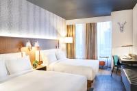 Hyatt Centric Downtown Denver客房内的一张或多张床位
