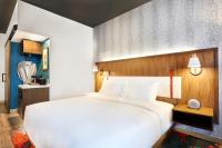 Hyatt Centric Downtown Denver客房内的一张或多张床位