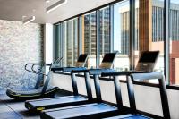 Hyatt Centric Downtown Denver的健身中心和/或健身设施