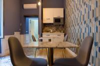 WANDERLUST NAPLES a place to stay的厨房或小厨房