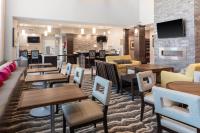 Staybridge Suites - Cedar Park - Austin N by IHG的电视和/或娱乐中心