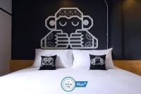 Blu Monkey Hub & Hotel Surat Thani客房内的一张或多张床位