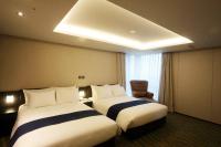Gloucester Hotel Jeju客房内的一张或多张床位