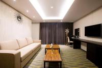 Gloucester Hotel Jeju的电视和/或娱乐中心
