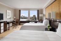 Shangri-La Sydney客房内的一张或多张床位