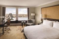 Shangri-La Sydney客房内的一张或多张床位