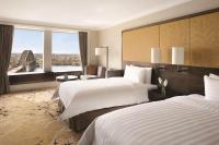 Shangri-La Sydney客房内的一张或多张床位