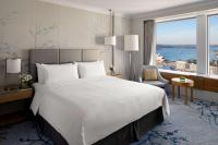 Shangri-La Sydney客房内的一张或多张床位