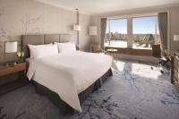 Shangri-La Sydney客房内的一张或多张床位