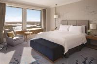 Shangri-La Sydney客房内的一张或多张床位