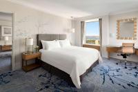 Shangri-La Sydney客房内的一张或多张床位