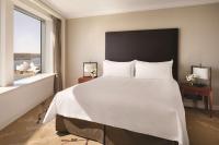 Shangri-La Sydney客房内的一张或多张床位
