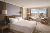 Shangri-La Sydney客房内的一张或多张床位