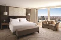 Shangri-La Sydney客房内的一张或多张床位