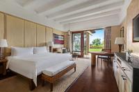 Shangri-La Boracay客房内的一张或多张床位