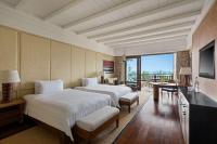 Shangri-La Boracay客房内的一张或多张床位
