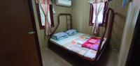 瓜拉江沙Chalet Kampong Guar, Manong的一张小床,位于带两个窗户的房间