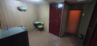 瓜拉江沙Chalet Kampong Guar, Manong的一间设有红色门、桌子和椅子的房间