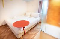 Hotel Not Hotel Rotterdam客房内的一张或多张床位
