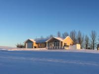 冬天的Iceland Inn Lodge, entire place with hot tub.