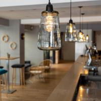 Logis Hôtels - Le Belvédère - Hôtel 2 étoiles et Restaurant餐厅或其他用餐的地方