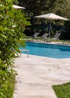 Logis Hôtels - Le Belvédère - Hôtel 2 étoiles et Restaurant内部或周边的泳池