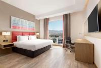 Ramada Encore by Wyndham Muscat Al-Ghubra客房内的一张或多张床位