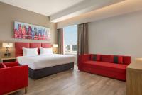 Ramada Encore by Wyndham Muscat Al-Ghubra客房内的一张或多张床位