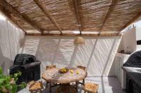 Occhio Luxury Villas Santorini with private pool的休息区
