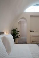 Occhio Luxury Villas Santorini with private pool客房内的一张或多张床位