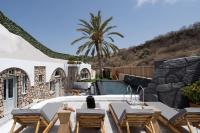 Occhio Luxury Villas Santorini with private pool内部或周边的泳池