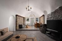 Occhio Luxury Villas Santorini with private pool的电视和/或娱乐中心