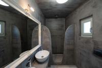 Occhio Luxury Villas Santorini with private pool的一间浴室