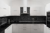 Occhio Luxury Villas Santorini with private pool的厨房或小厨房
