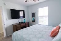 格尔夫海岸Grand Beach Resort Penthouse 1的一间带床和平板电视的卧室