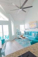 格尔夫海岸Grand Beach Resort Penthouse 1的客厅配有蓝色的沙发和吊扇