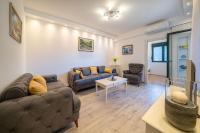 科托尔Boka View Luxury Suite - With free Garage Parking的带沙发和桌子的客厅