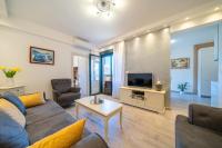 Boka View Luxury Suite - With free Garage Parking的电视和&#47;或娱乐中心