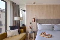 ME Barcelona客房内的一张或多张床位