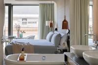ME Barcelona客房内的一张或多张床位