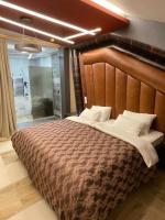 洛兹尼察Hotel Havana Loznica的卧室里有一张带木质床头板的大床