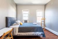 纽瓦克Best Room To Visit NYC-Subway Access的带一张床和两扇窗户的卧室