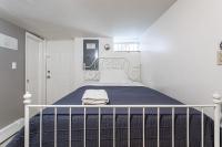 纽瓦克Best Room To Visit NYC-Subway Access的卧室里有一张床，上面铺着蓝色毯子