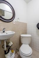 Best Room To Visit NYC-Subway Access的一间浴室