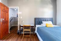 纽瓦克Best Room To Visit NYC-Subway Access的一间卧室，配有一张床和一张带椅子的书桌