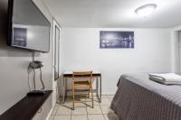 纽瓦克Best Room To Visit NYC-Subway Access的一间卧室，配有一张床和一张带电视的书桌