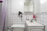 Best Room To Visit NYC-Subway Access的一间浴室