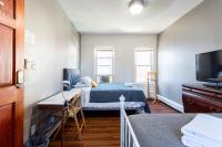 纽瓦克Best Room To Visit NYC-Subway Access的一间有两张床和一台平板电视的房间